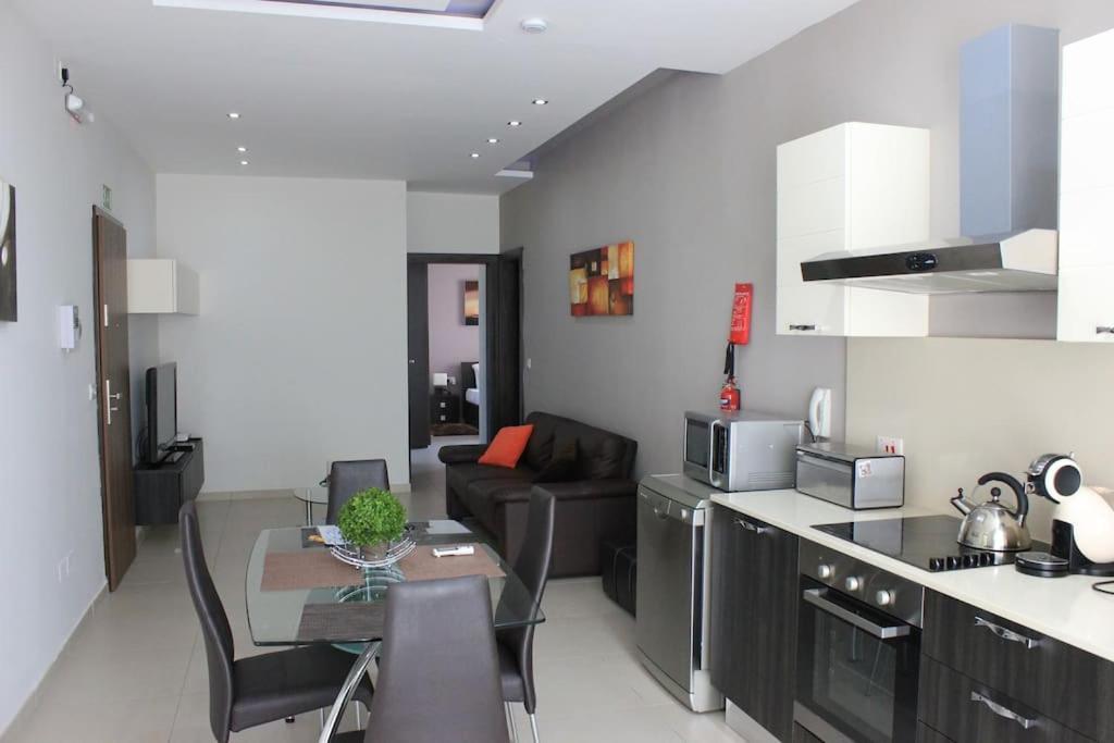 Sunny 2 Bedroom, 2 Bathrooms, Seaside Apt. Sliema Exterior photo
