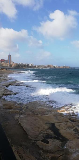 Sunny 2 Bedroom, 2 Bathrooms, Seaside Apt. Sliema Exterior photo