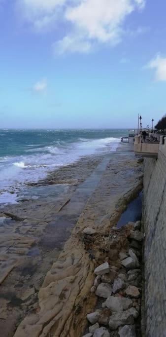 Sunny 2 Bedroom, 2 Bathrooms, Seaside Apt. Sliema Exterior photo